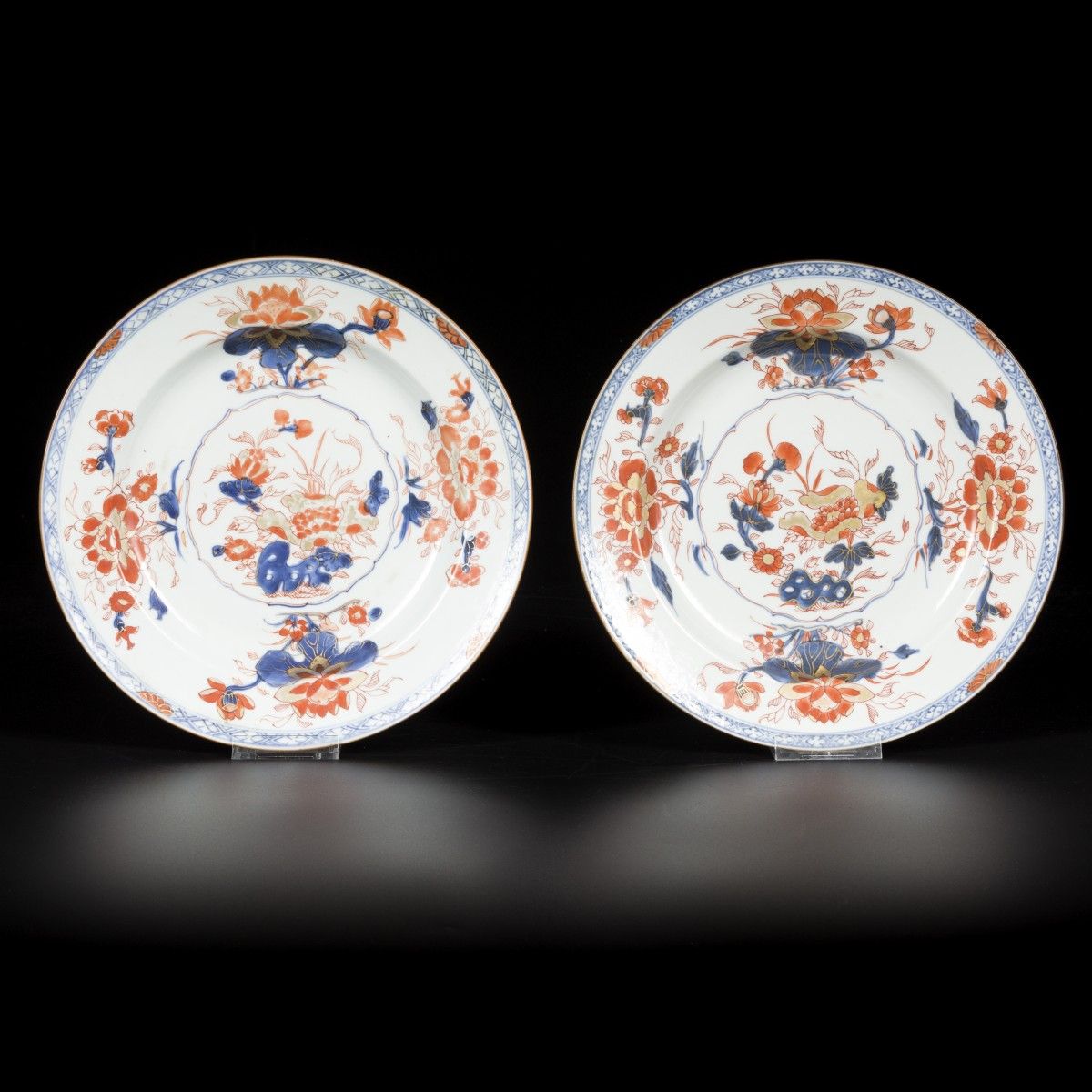 A set of (2) Imari porcelain chargers with floral decoration, China, 18th centur&hellip;