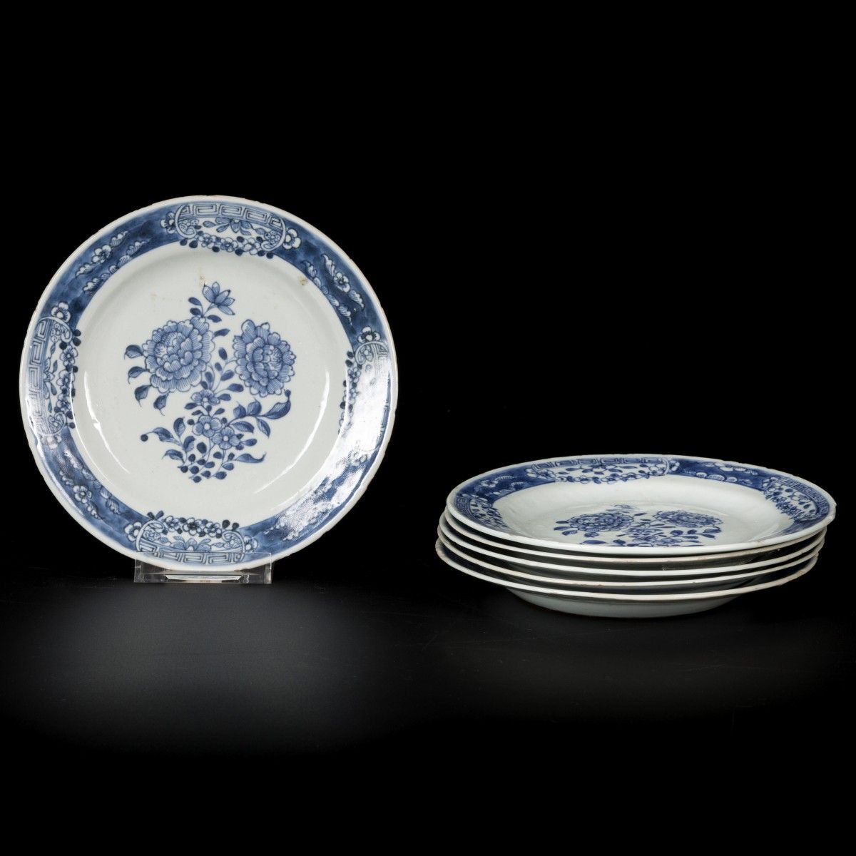A set of (6) porcelain plates with floral decoration, China, Qianlong. Diam. 16.&hellip;
