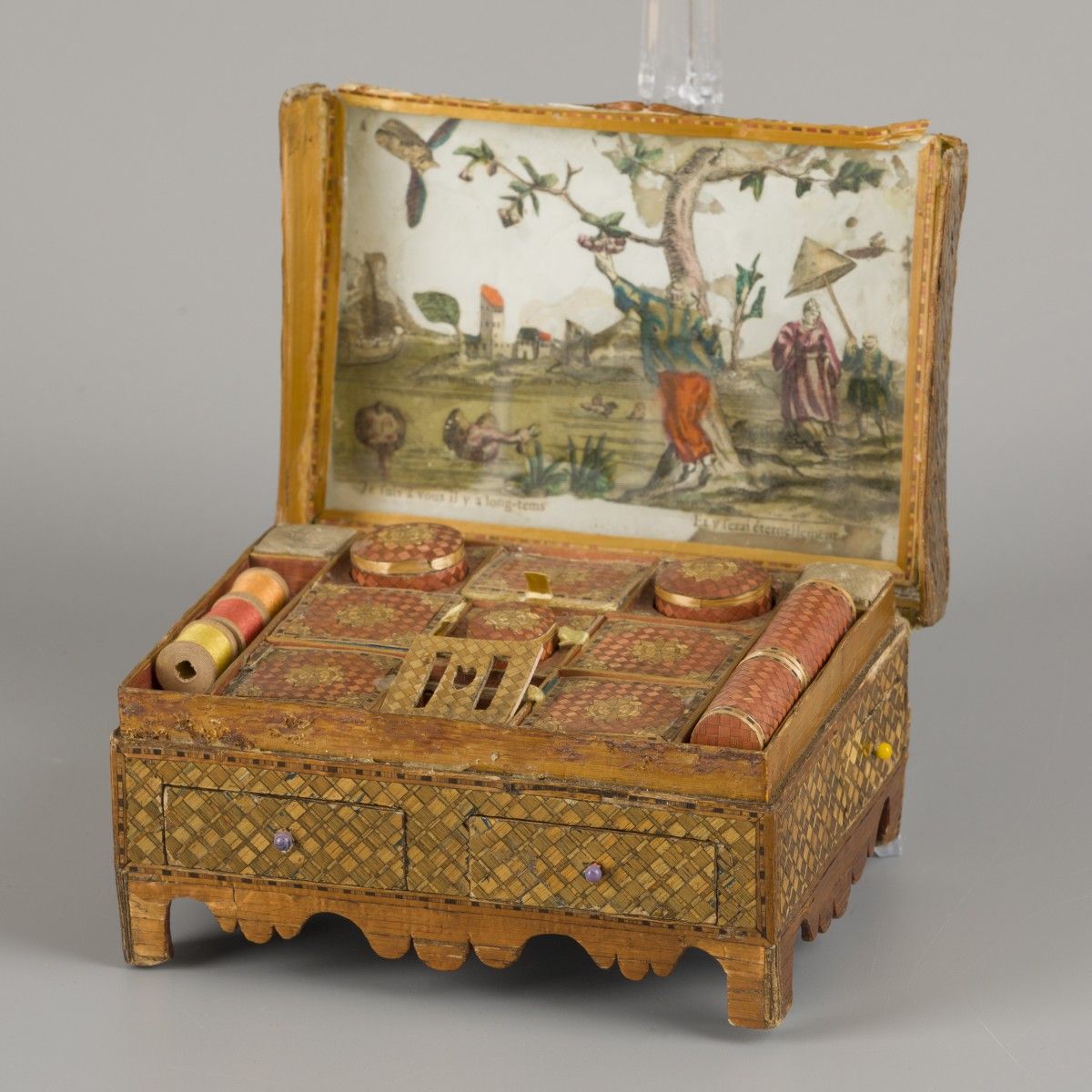 A straw marquetry onlaid sewing box, France, 2nd quarter 19th century. 有花的图案，在盖子&hellip;