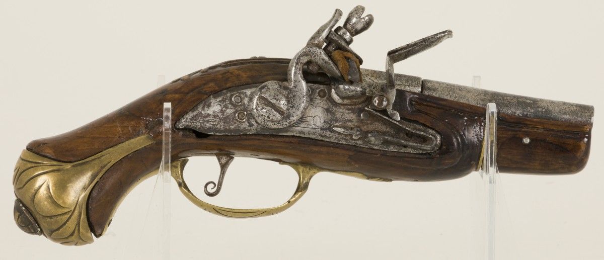 A Napoleontic flintlock pistol, 18th/ 19th century. Con restauri, per polvere da&hellip;