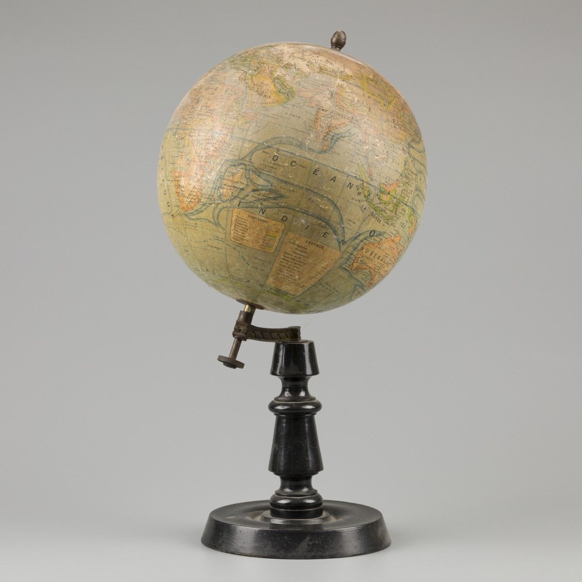 A globe on stand, 1st half 20th century. 小小的瑕疵。测量。长：48厘米。估计：50 - 70欧元。