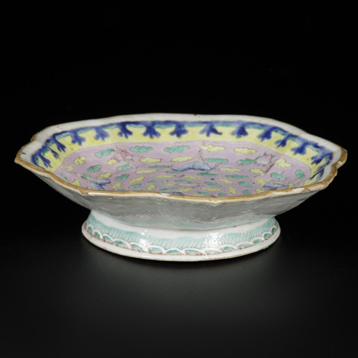 A porcelain bowl with floral decor, China, late 19th century. 尺寸。5.5 x 21 厘米。边缘损&hellip;