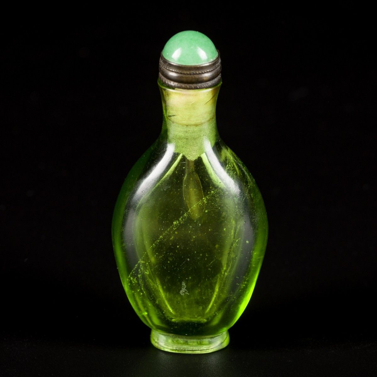 A green glass snuff bottle, marked Qianlong, China, 18th/19th century. H. 6.5 cm&hellip;