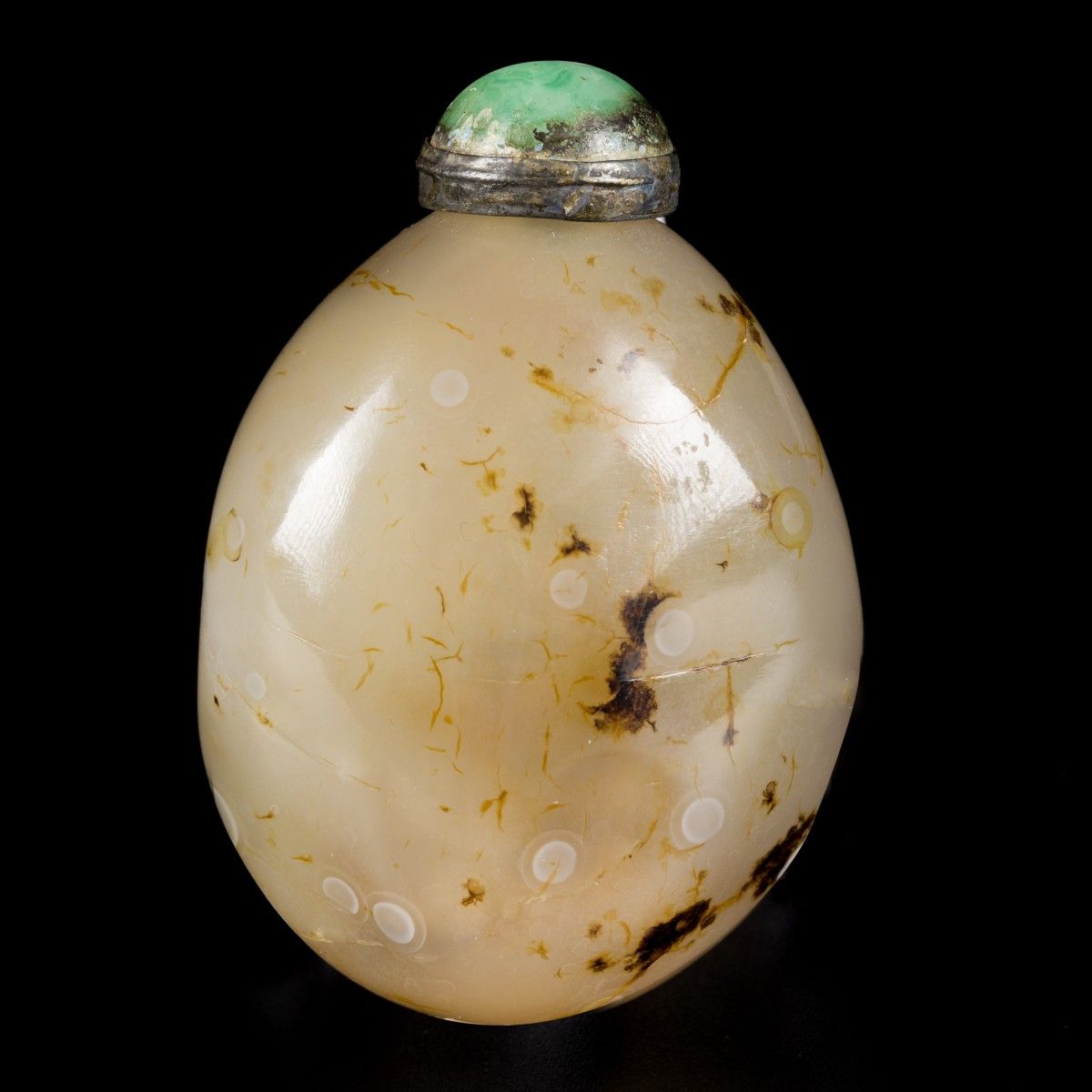 An agate snuff bottle, egg model, China, 19th century. H.6.5 cm.估计：500 - 700欧元。