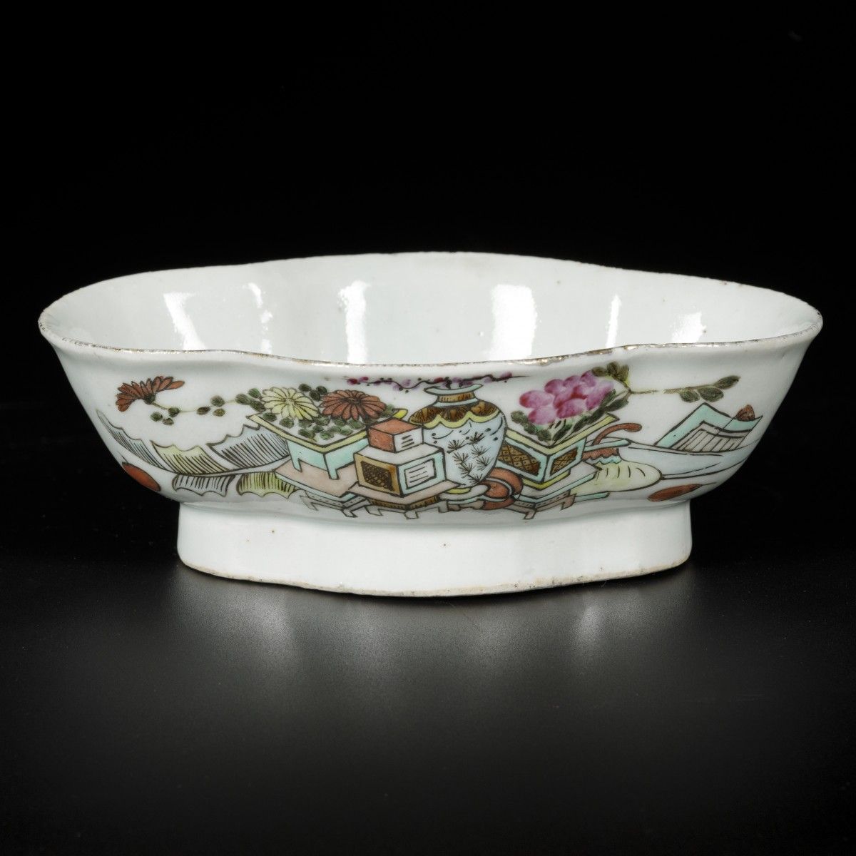 A porcelain Qiang jiang Cai dish with decor of antiques, China, late 19th centur&hellip;