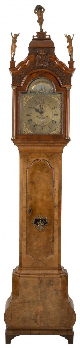 A burr walnut veneered Louis XV longcase clock, Dutch, ca. 1730. 引擎盖上有地图册和天使的冠冕，&hellip;