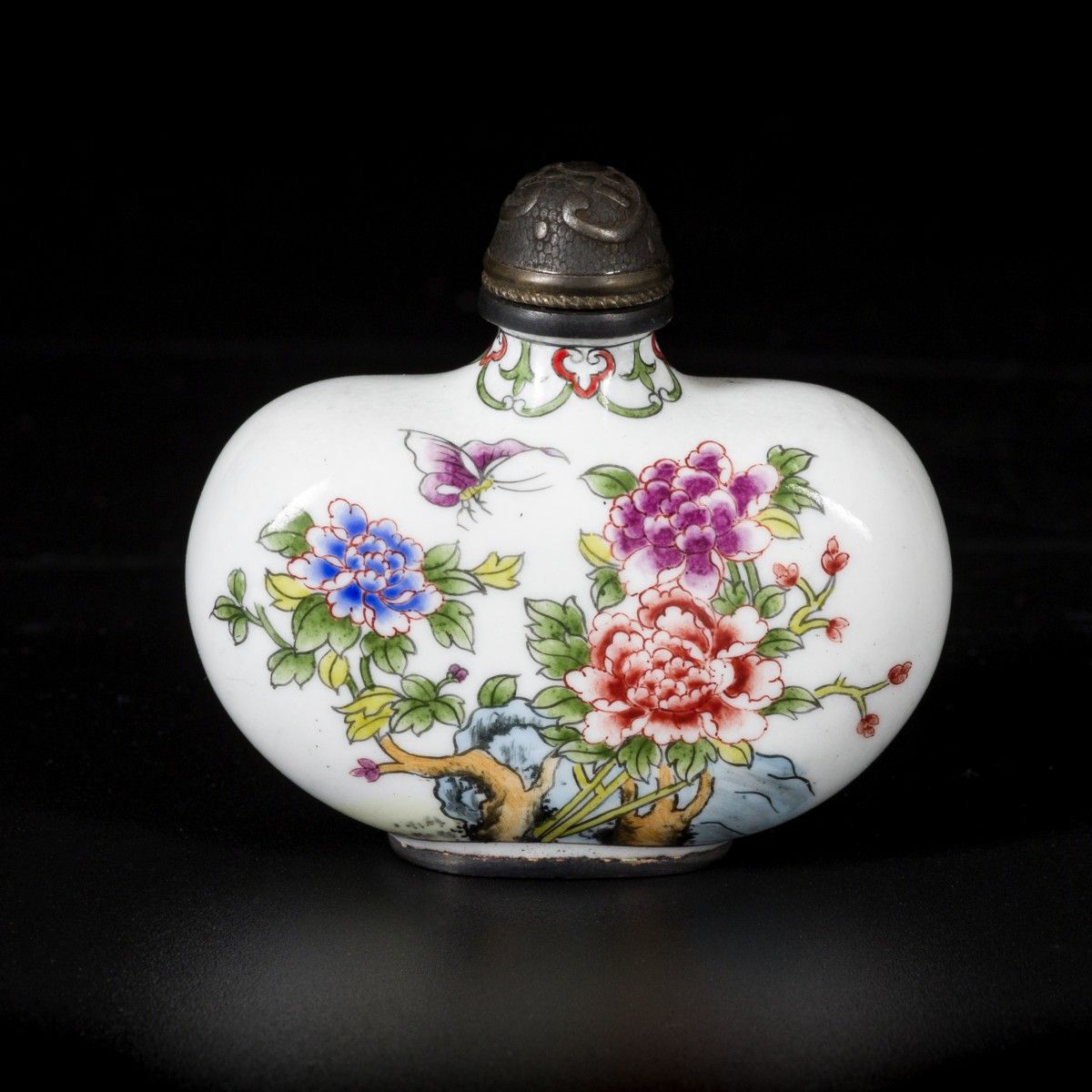 An enamel snuff bottle decorated with flowers, marked Qianglong, China, 20th cen&hellip;