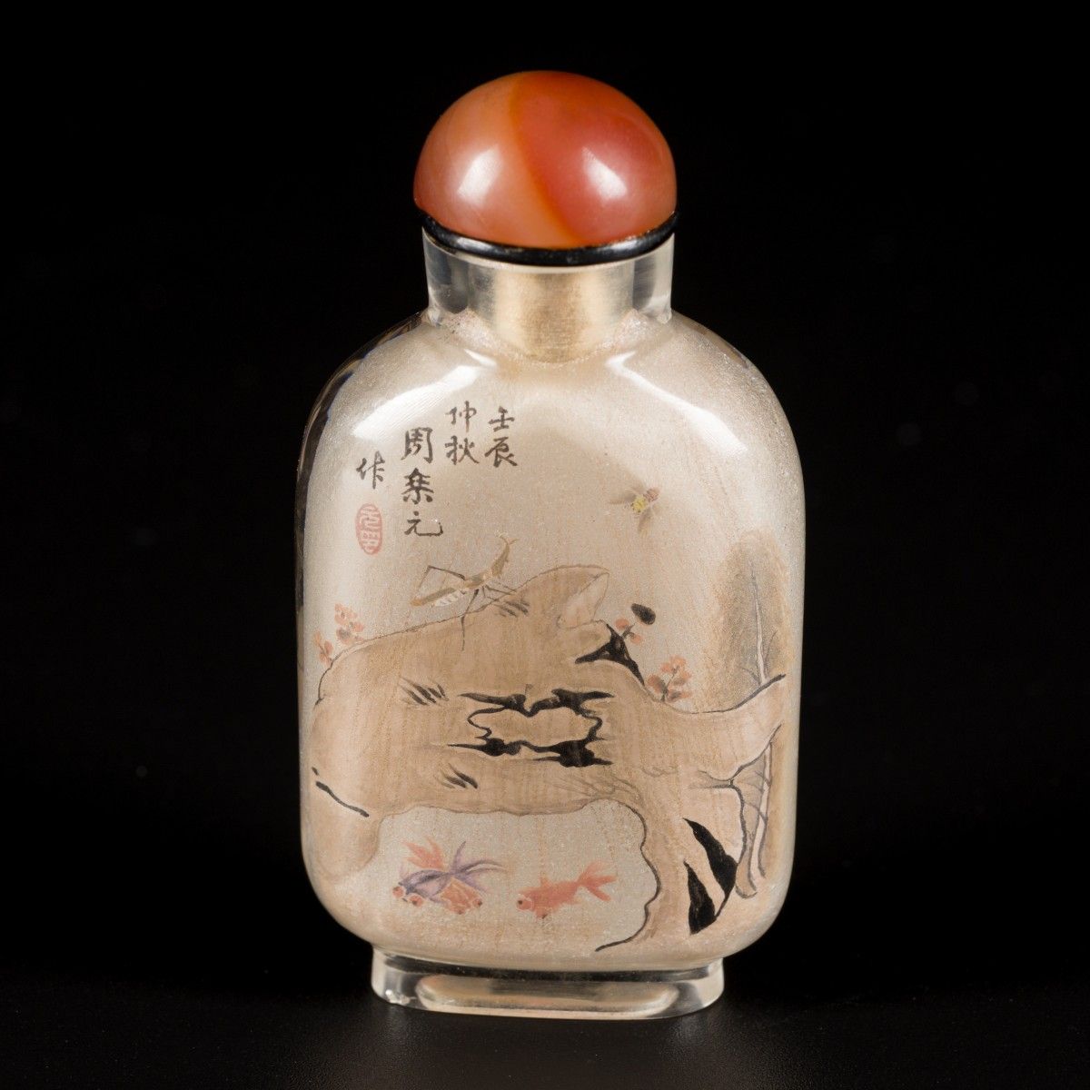 A glass snuff bottle decorated with goldfish and treasures. H. 8 cm. Estimate: €&hellip;