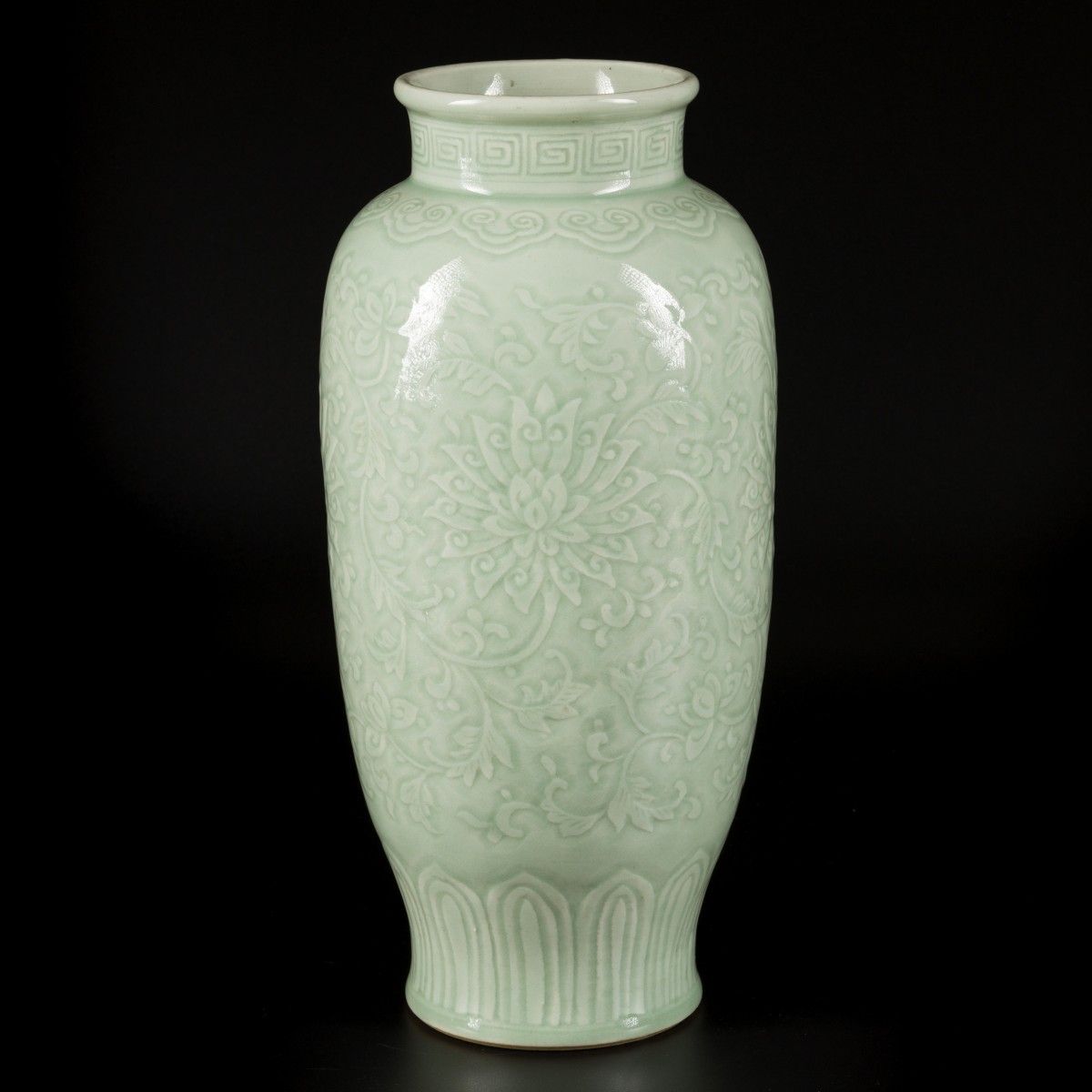 A porcelain celadon vase with floral decoration, China, 19th century. H.38厘米。估计：&hellip;