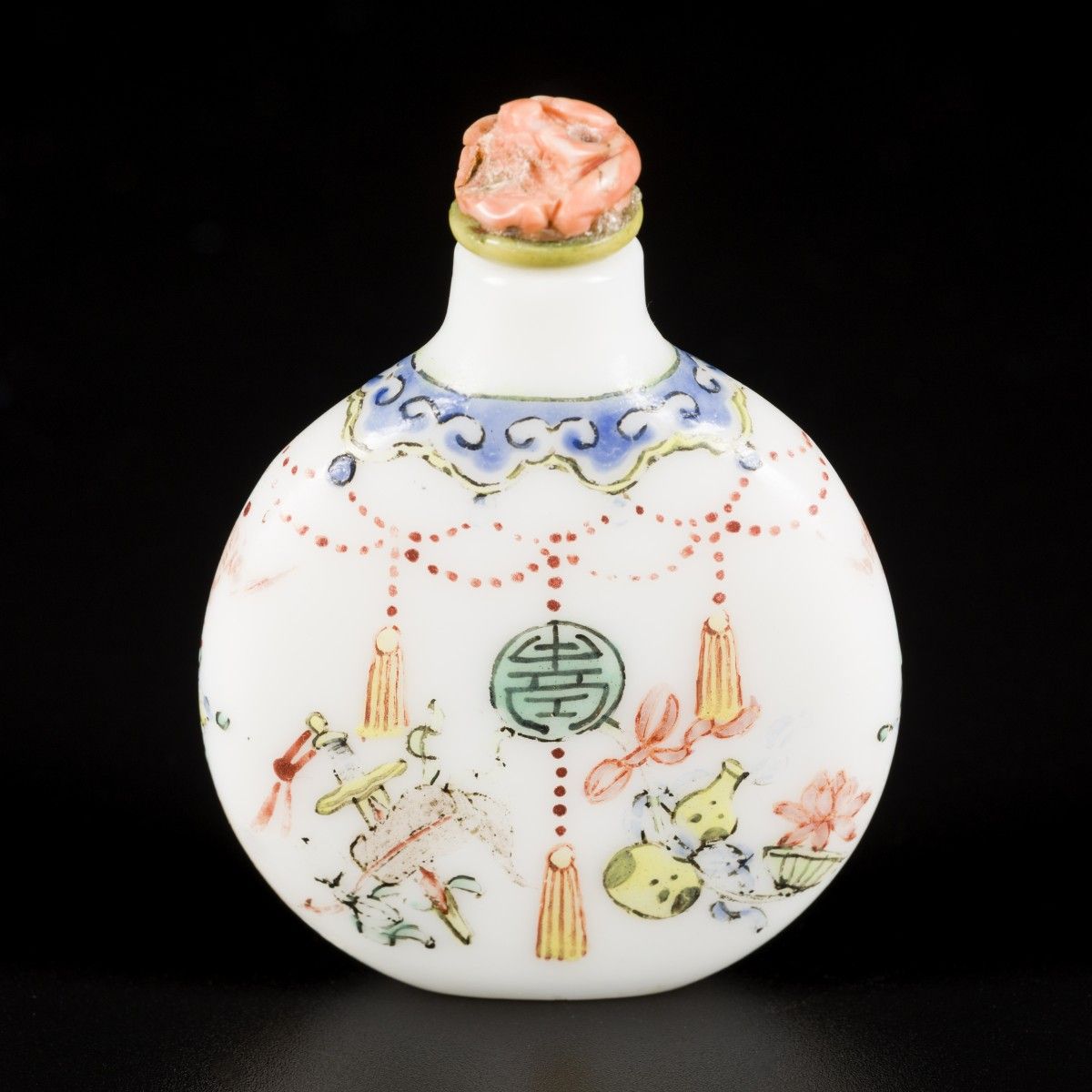 A glass snuff bottle decorated with antiques, China, 19th century. H. 6,5 cm. Es&hellip;