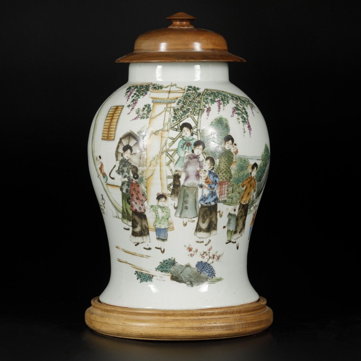 A porcelain lidded vase with Qianjiang Cai decor, China, 19/20th century. Con co&hellip;
