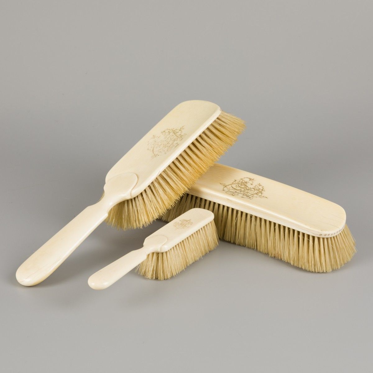 An ivory vanity set comprising (3) various brushes, ca. 1900 / 1920. Toutes avec&hellip;