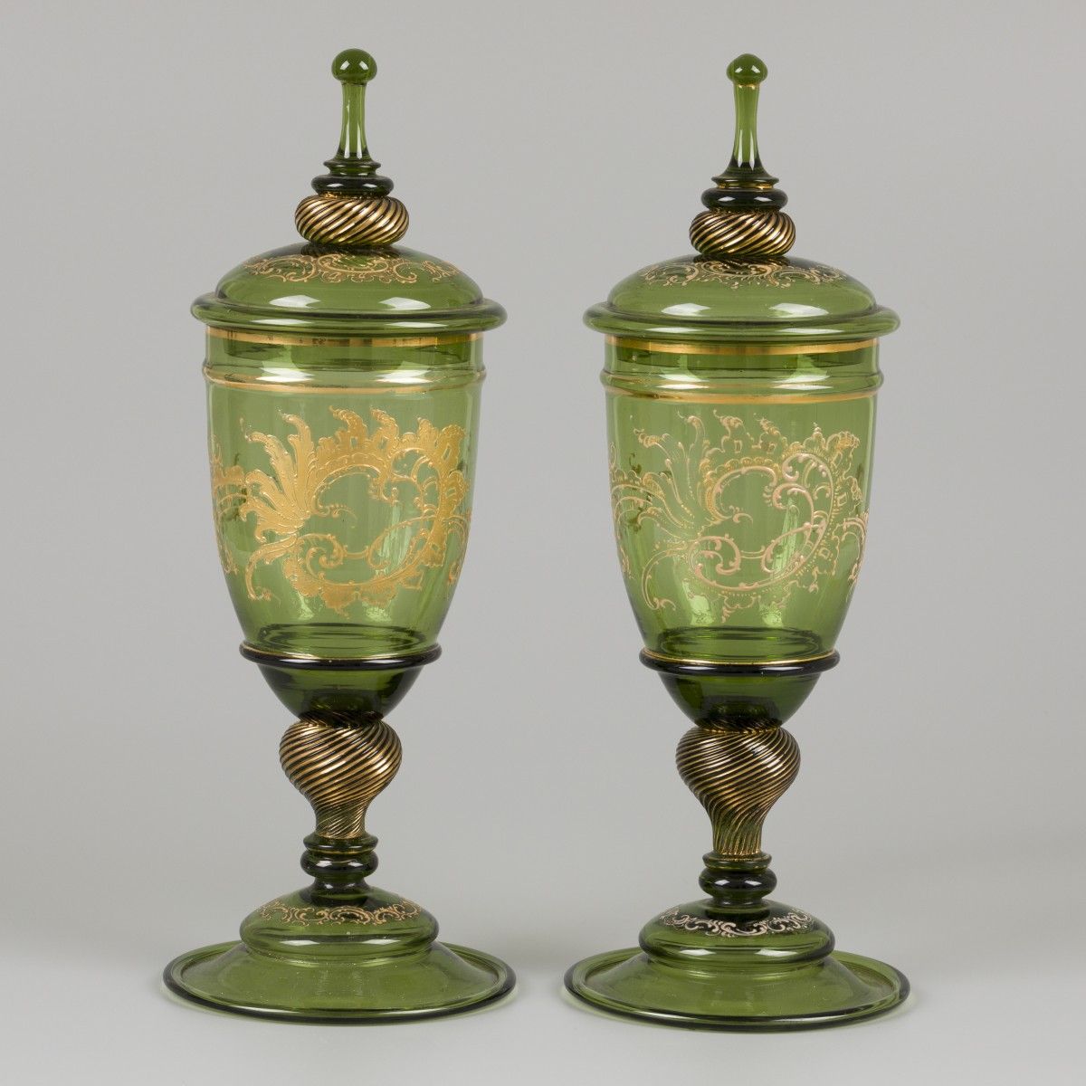 A set of (2) green glass lidded coupes, France, early 20th century. Avec des déc&hellip;