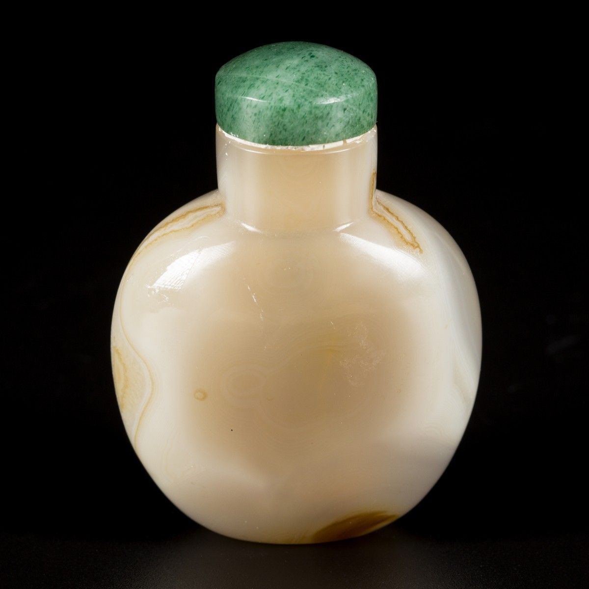 An agate snuff bottle, spherical model, China, 19th century. H. 6 cm. Ligne natu&hellip;