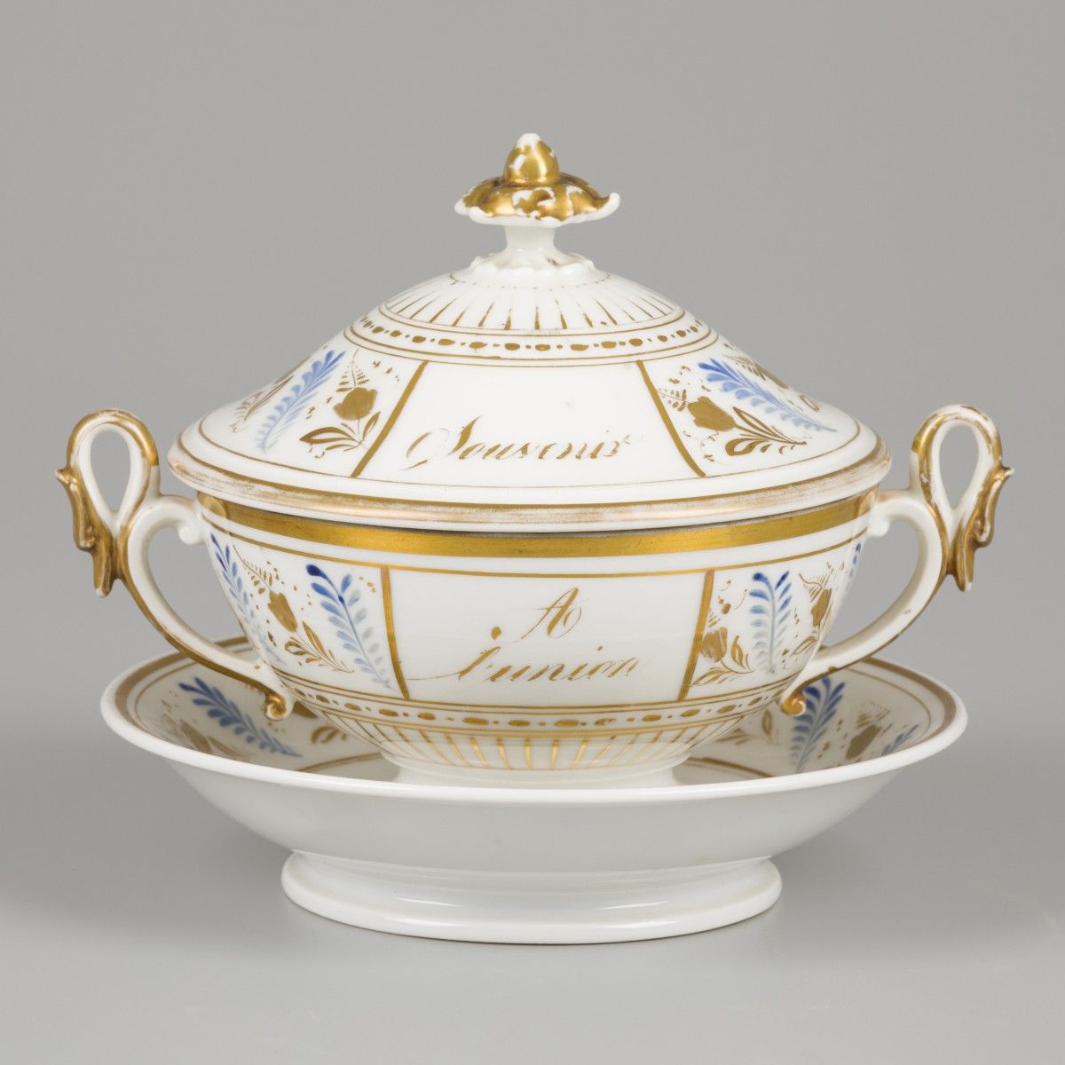 A porcelain lidded terinne with saucer, France, 19th century. Annoté "Amitié" (s&hellip;