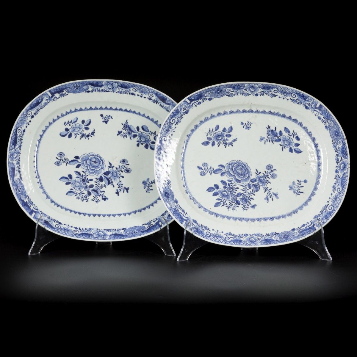 A set of (2) porcelain dishes with floral decoration, China, Qianlong. Diam. 42,&hellip;