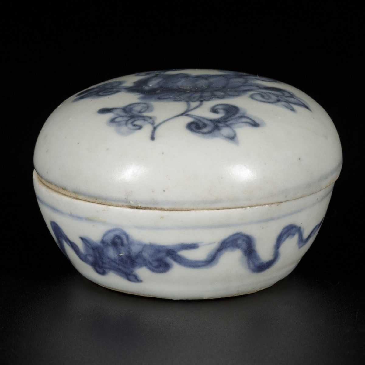 A porcelain lidded box with decor of a flower, China, Ming. Abm. 4 x 7 cm. Schät&hellip;