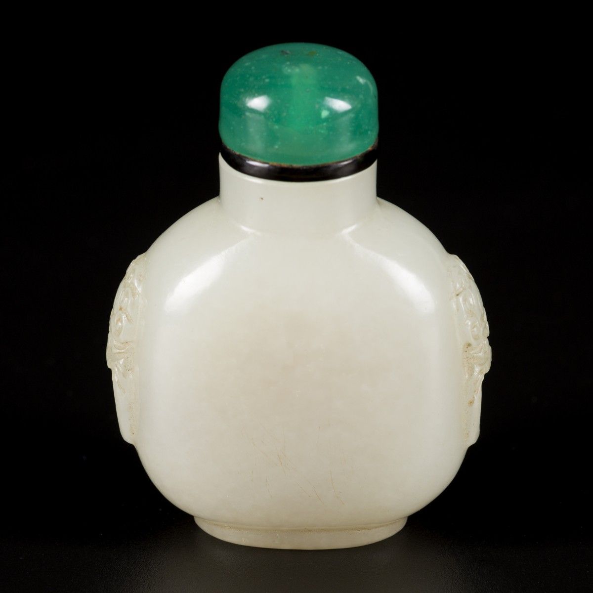 A Hetian white jade snuff bottle, spherical model, China, 19th century. H.6.5厘米。&hellip;
