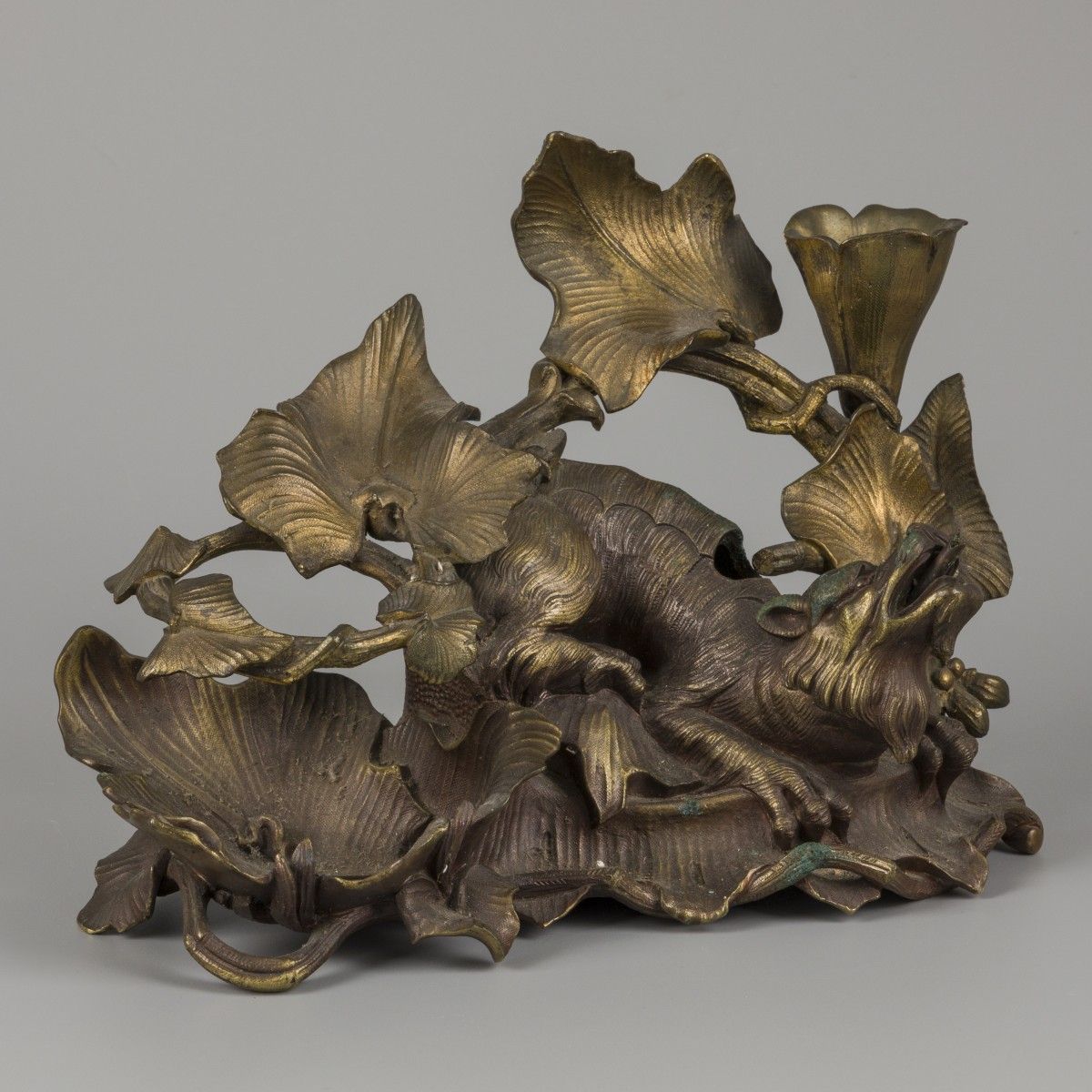 A bronze desk ornament in the shape of a dragon, France, late 19th century. 周围是英&hellip;