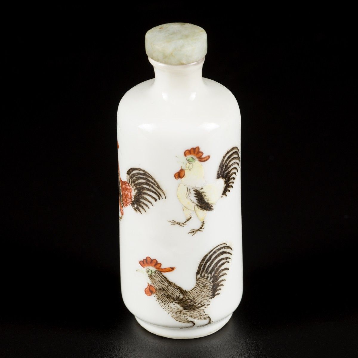 A porcelain snuff bottle decorated with roosters, China, 19th century. H. 8,5 cm&hellip;