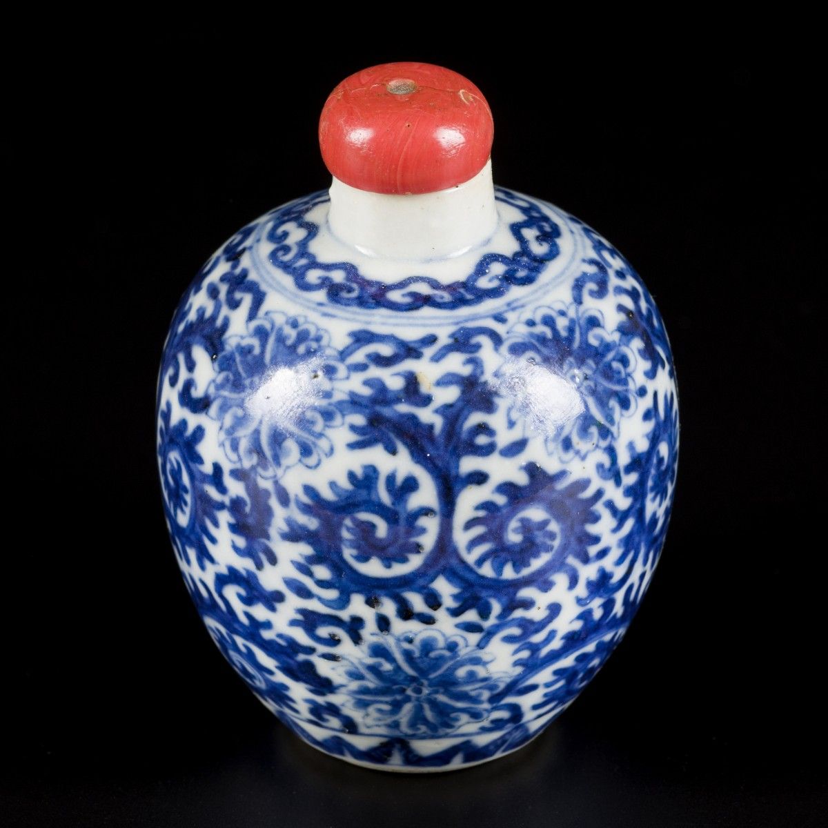 A porcelain snuff bottle with landscape decor, China, 19th century. H. 8 cm. Sti&hellip;