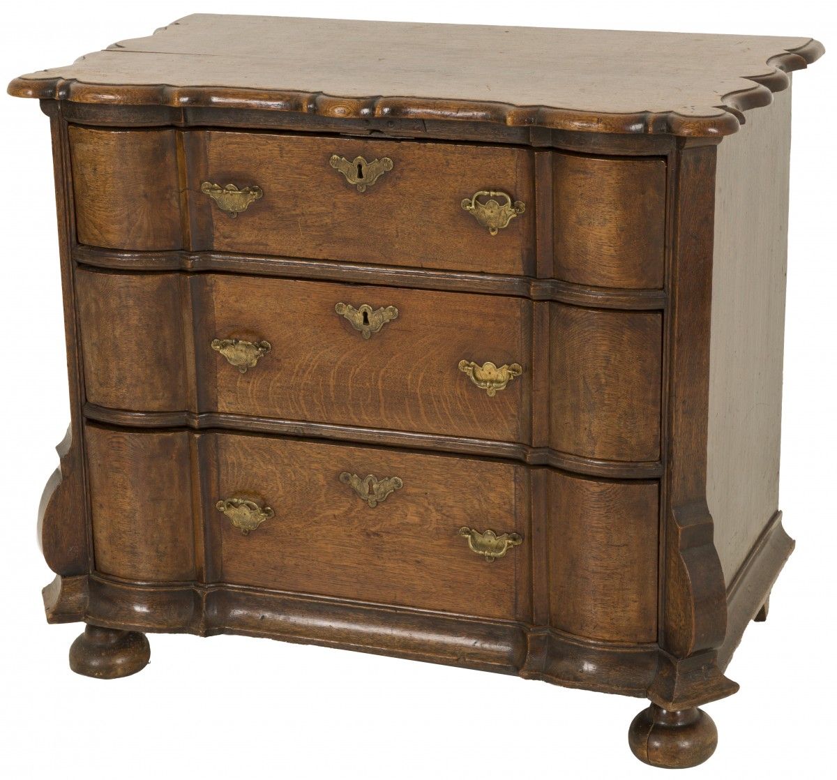 An oakwood three-drawer commode, Dutch, 2nd half 18th century. 顶部呈扇形，前部呈风琴状弯曲。尺寸&hellip;