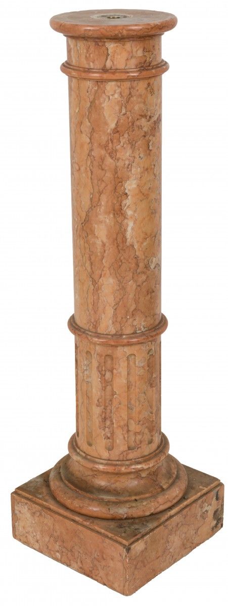 A red marble pedestal, Italy, ca. 1900. Le plateau est manquant, la colonne uniq&hellip;