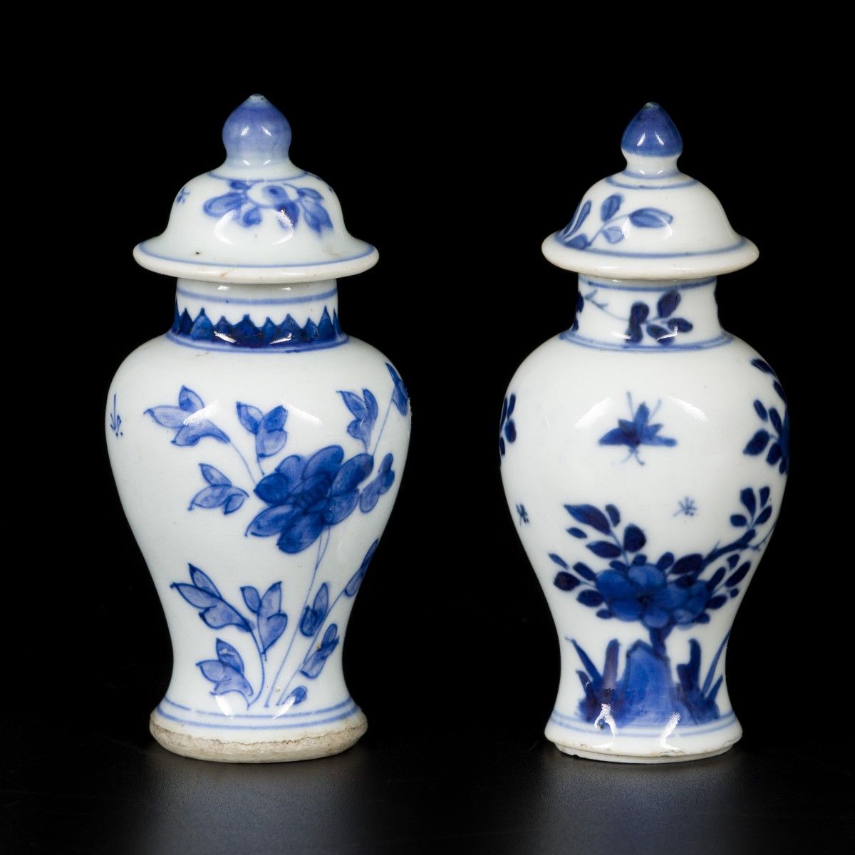 A lot comprising (2) porcelain lidded vases with floral decoration, China, Kangx&hellip;