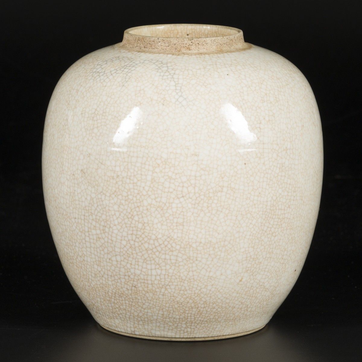 A porcelain storage jar with crackle glaze, China, 19th century. Dim. 23 x 18 cm&hellip;