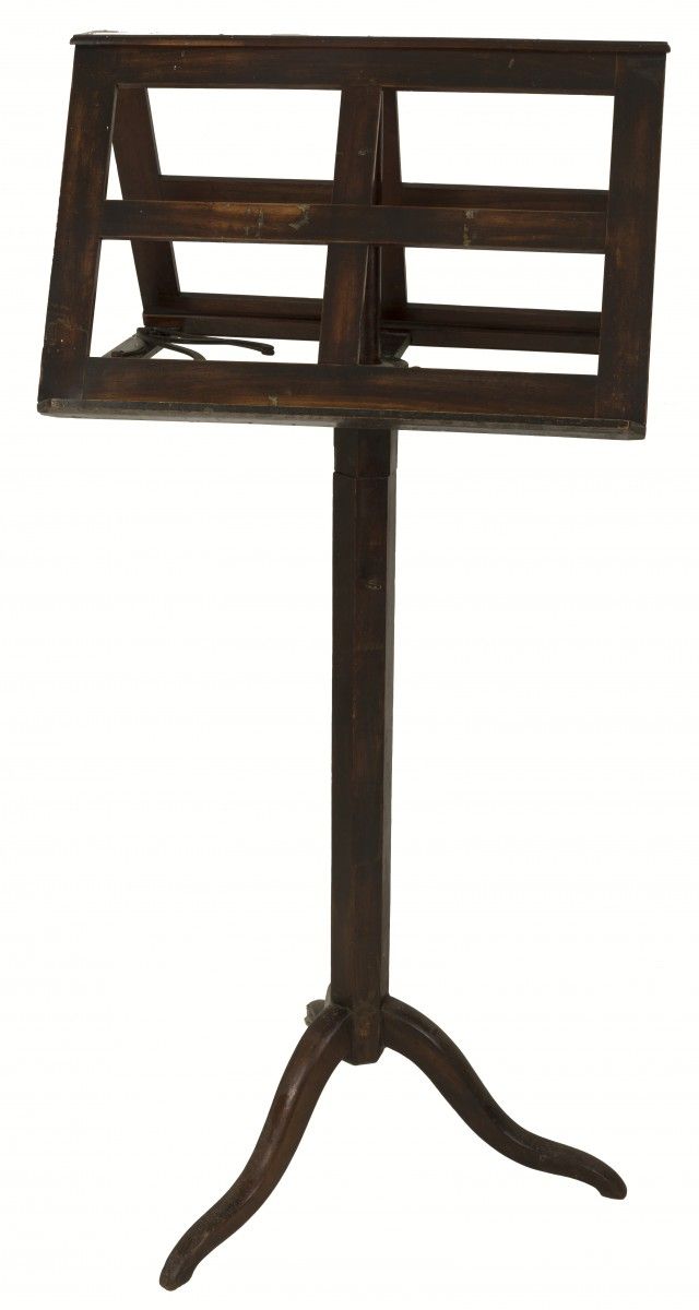 A wooden eclesiastical-/ music stand, 19th century. 附有金属烛台（不完整），放置在以三角架为终点的柱子上。高&hellip;