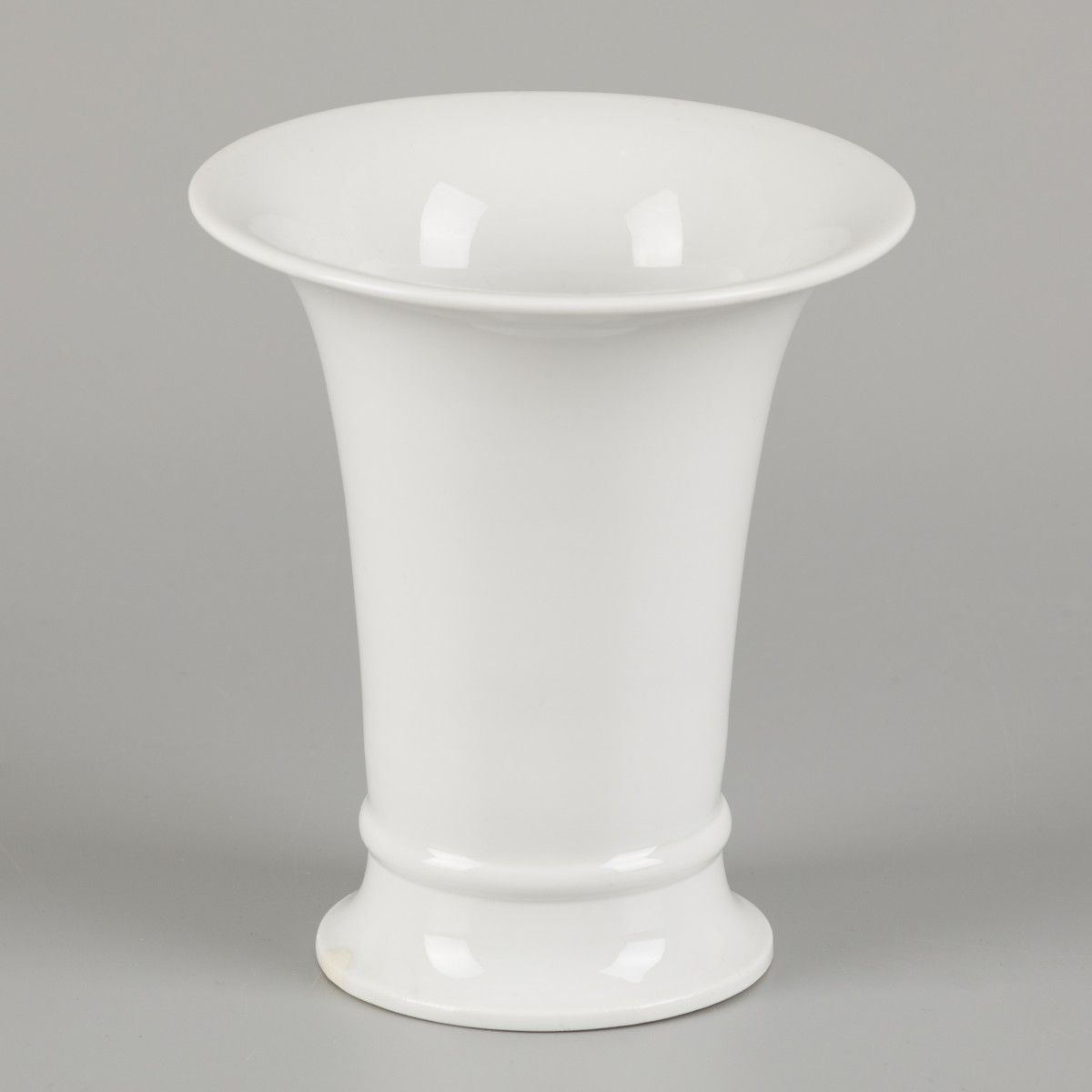 A porcelain beaker vase, Meissen, late 20th century. Dim. 13 x 12 cm. Estimation&hellip;