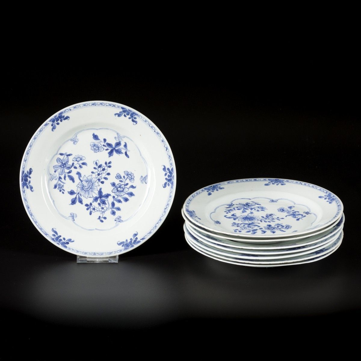 A set of (8) porcelain plates with floral decoration, China, Qianglong. 直径23.5厘米&hellip;