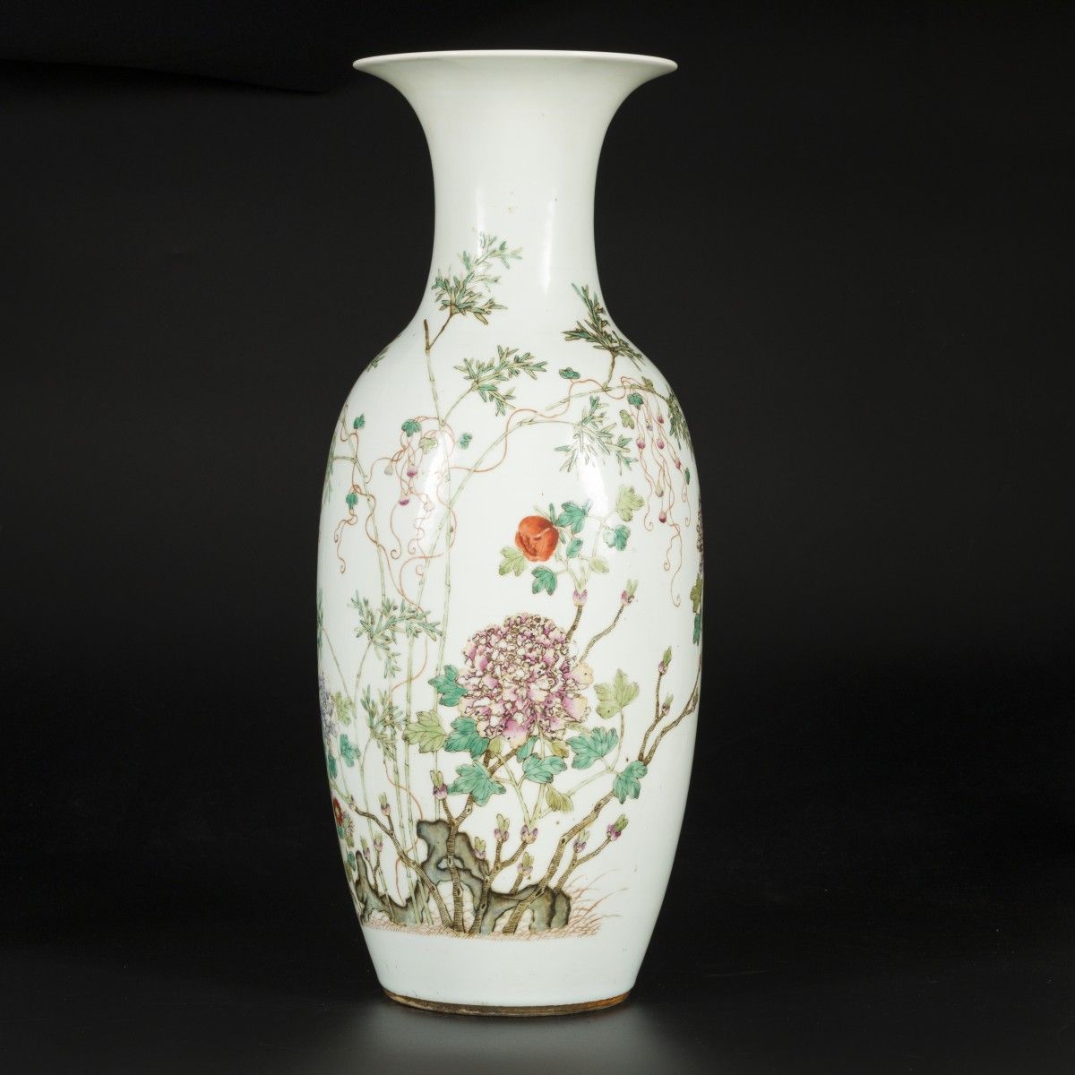 A porcelain collar vase with famille rose decoration, China, late 19th century. &hellip;