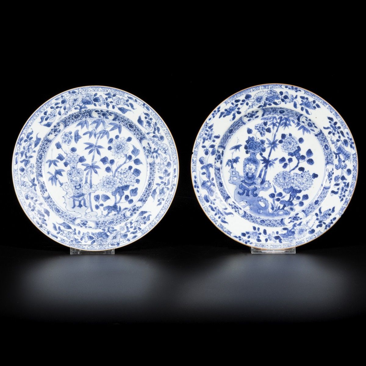 A set of (2) porcelain plates with floral decoration, China, 18th century. Durch&hellip;