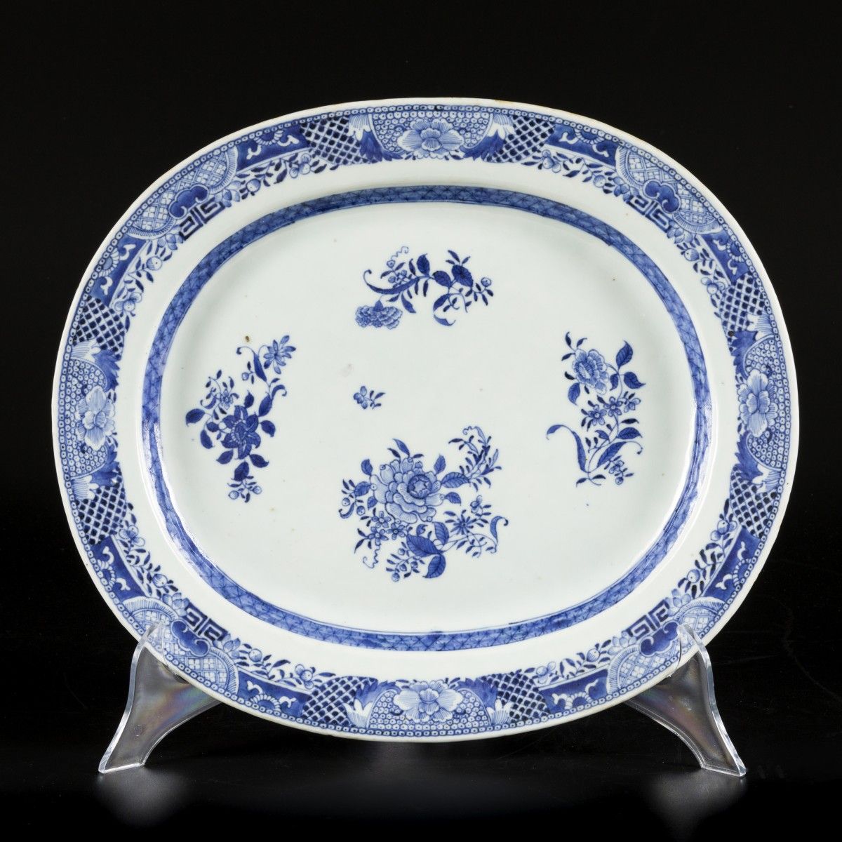 A porcelain meat dish with floral decoration, China, Qianglong. 直径41厘米。边缘有裂痕。估计：&hellip;