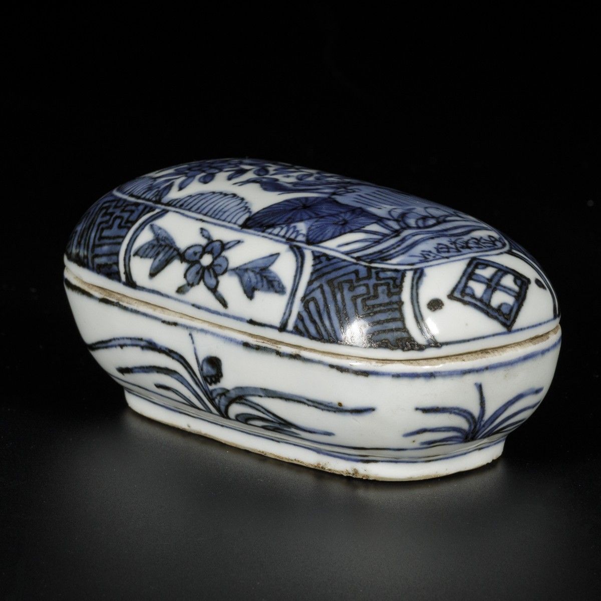 A porcelain lidded box with decor of a bird in a landscape, China, Wanli. Dim. 7&hellip;