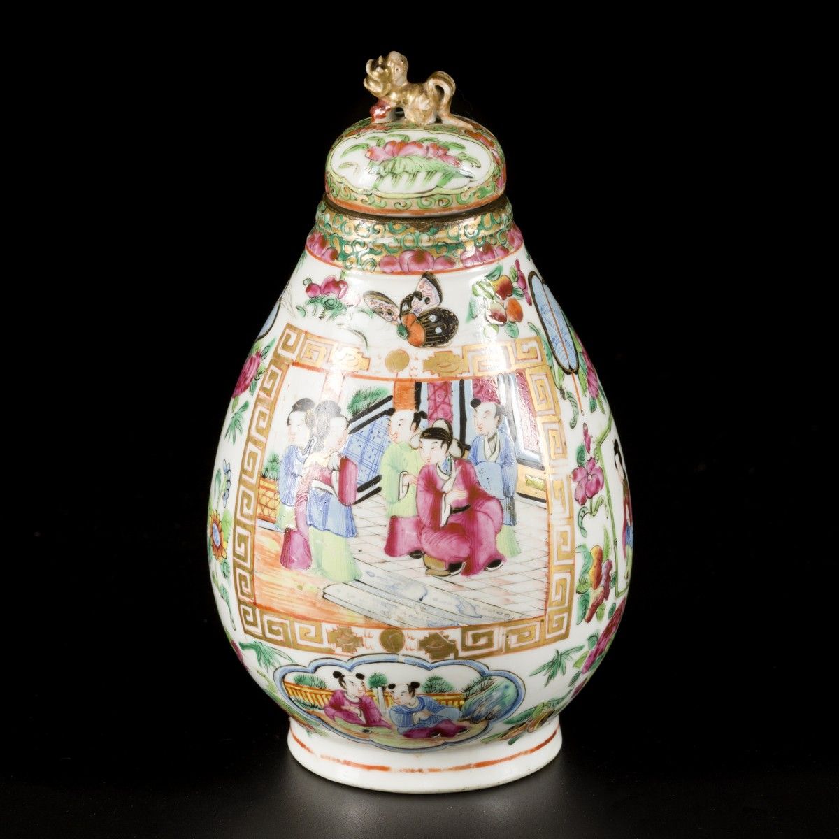 A porcelain storage jar with Canton decor, China, 19th century. Abm. 20 x 12 cm.&hellip;