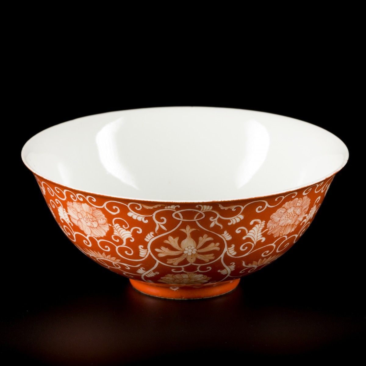 A porcelain Iron red bowl, China, 19th century. Abm. 7 x 16,5 cm. Schätzung: € 8&hellip;