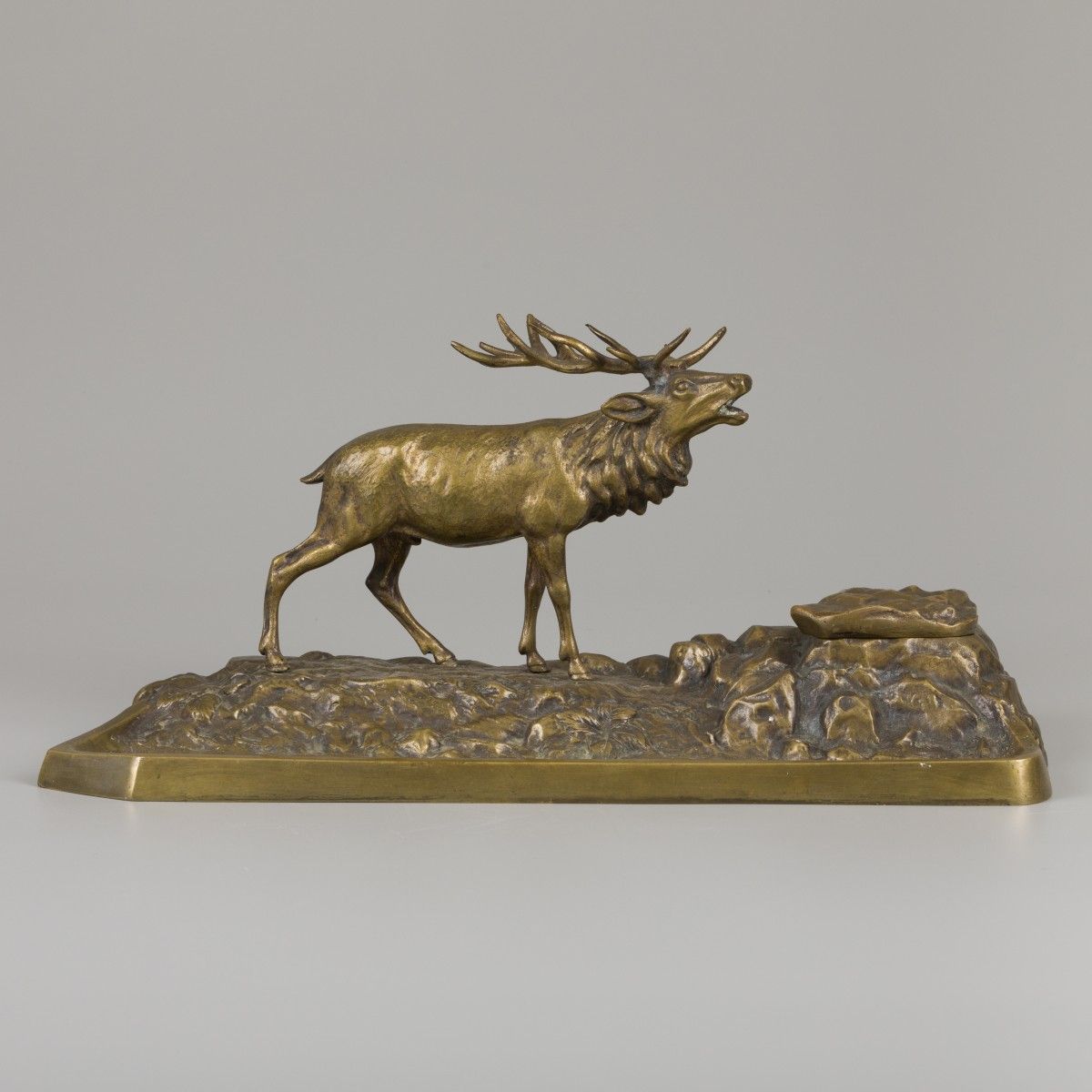 A bronze inkwell in the shape of a stag in a rocky landscape, ca. 1900. 包括一个瓷制的墨&hellip;