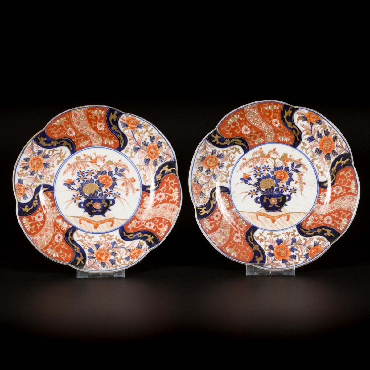 A lot comprising (2) porcelain lobed Imari plates with floral decoration, Japan,&hellip;