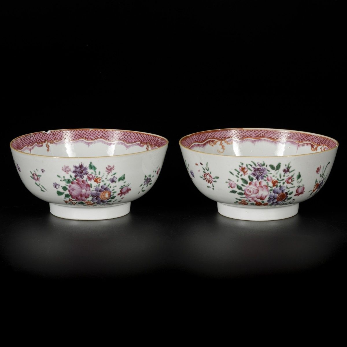 A set of (2) porcelain bowls with famille rose decor. China, Qianglong. Dimensio&hellip;