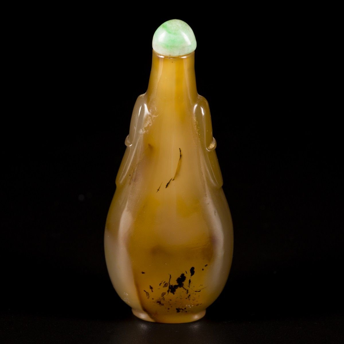 An agate snuff bottle with lion heads, China, 19th century. H. 8.5 cm. Natural l&hellip;