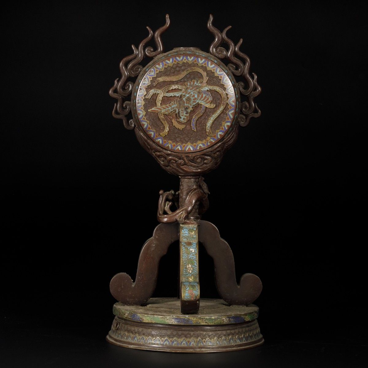 A cloisonne table piece, China, 19th century. Dim.55 x 26厘米。盖子不见了。估计：150 - 250欧元&hellip;