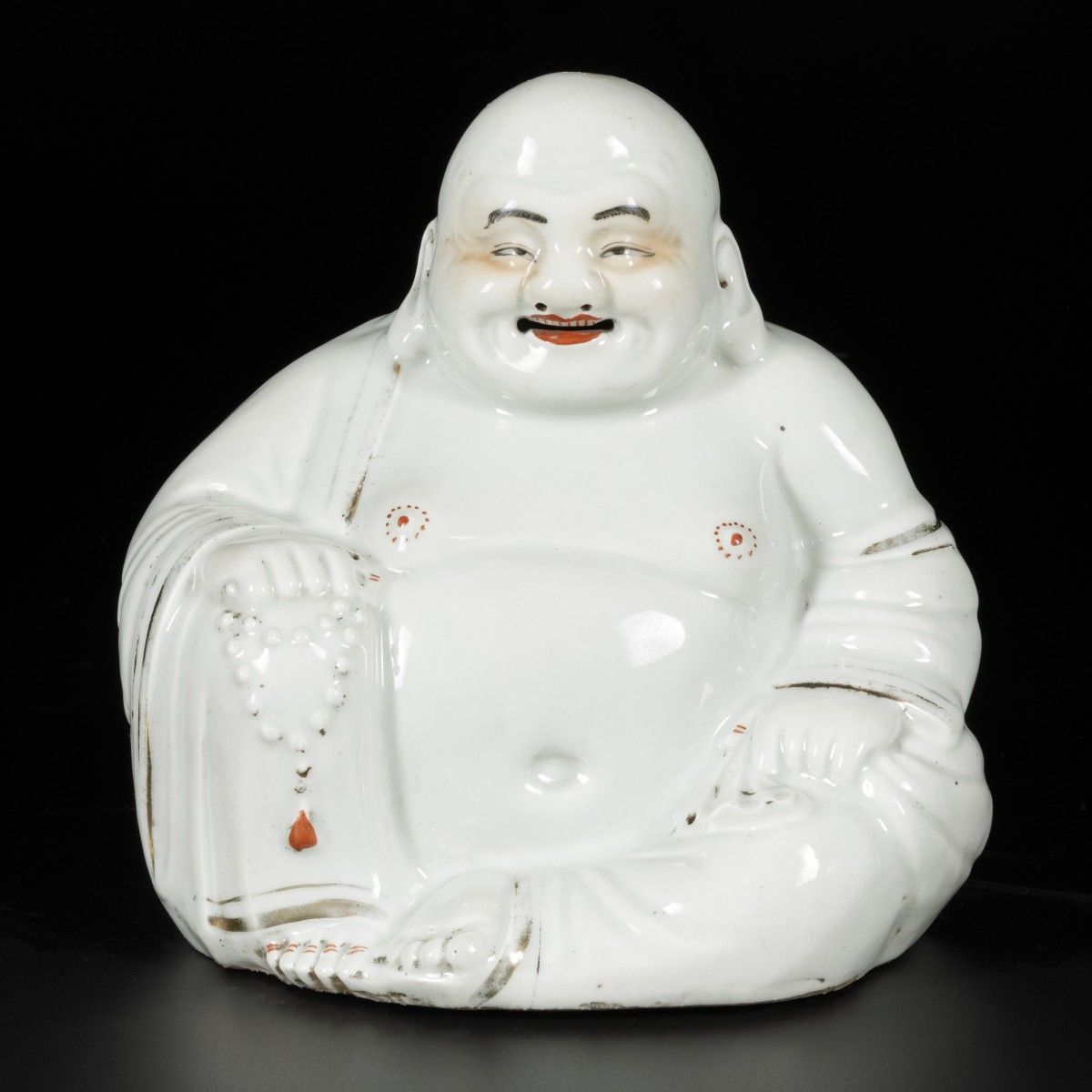 A porcelain Buddha, China, Republic period. 尺寸为25 x 22厘米。估计：150 - 250欧元。