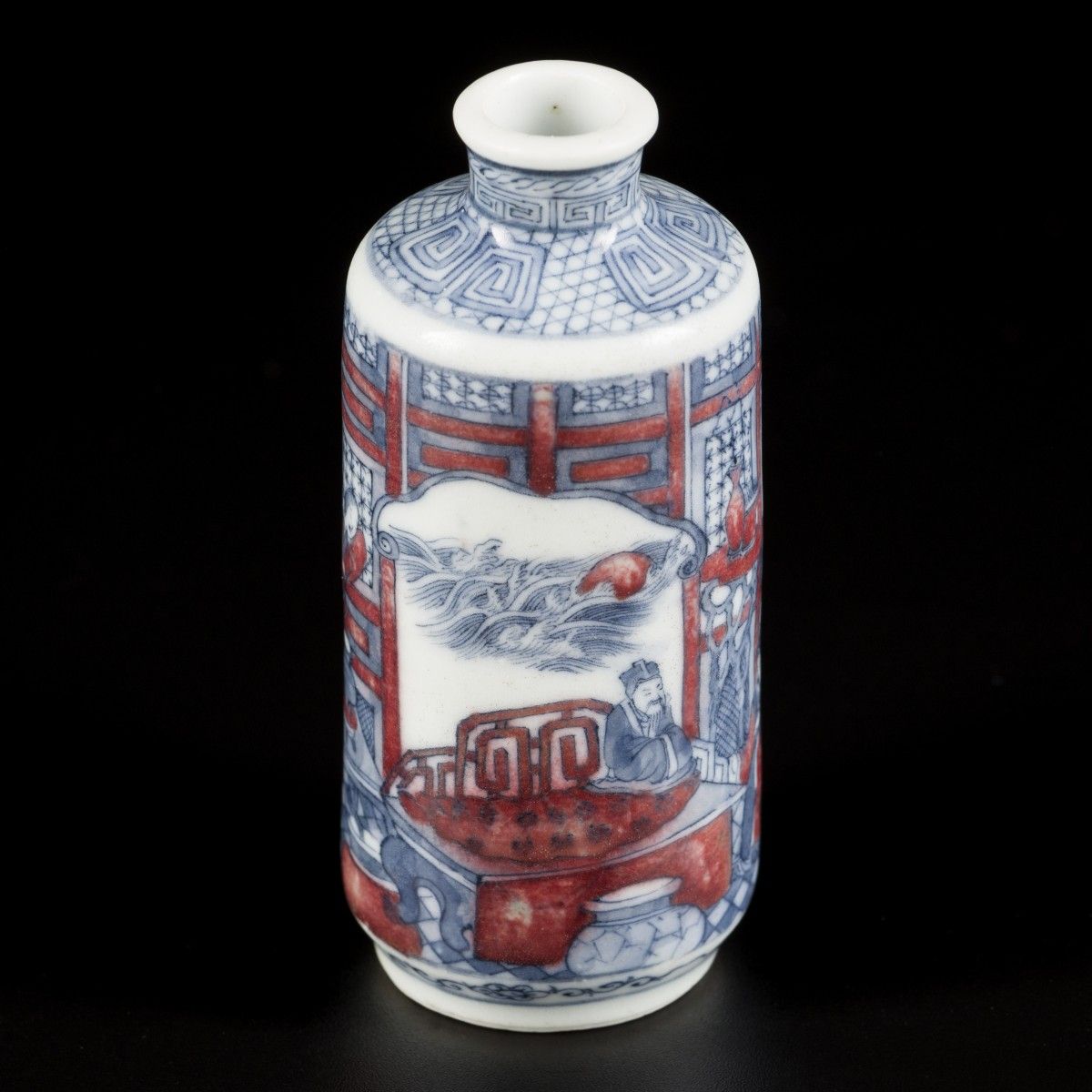A porcelain snuff bottle decorated with a court scene, China, 1st half 20th cent&hellip;