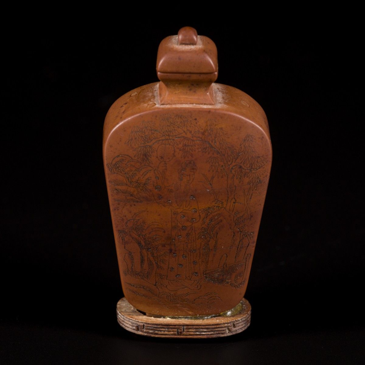 A wooden snuff bottle with landscape decor, China, 19th century. H. 7,5 cm. Crep&hellip;