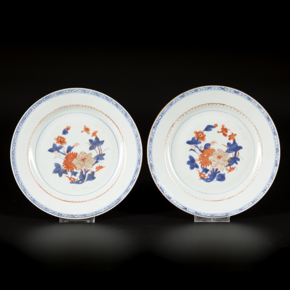 A set of (2) porcelain plates with Imari decoration, China, 18th century. Diam. &hellip;