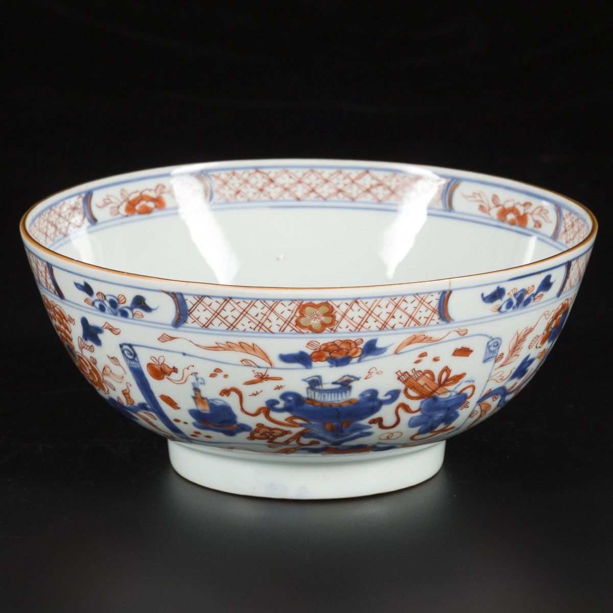 A porcelain bowl with Imari decoration. China, 18th century. Diam. 22,5 cm. Líne&hellip;