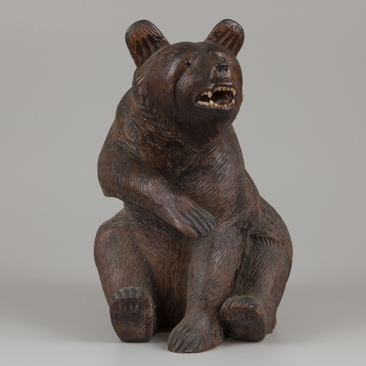 A 'Black Forrest' oak sculture of a bear, Southern Germany, ca. 1920/1930. 测量。长：&hellip;