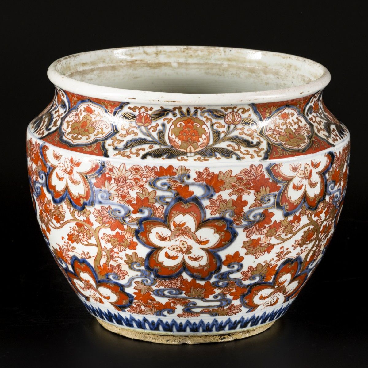 A porcelain cachepot with Imari decoration, Japan, circa 1800. 尺寸。24 x 30厘米。底部有毛&hellip;